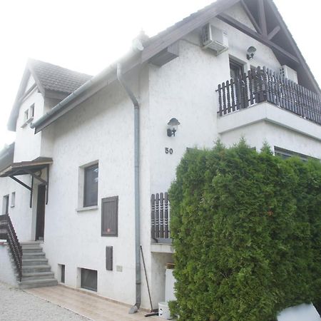 Szuzanna Fenyves Panzio Bed & Breakfast Сиофок Екстериор снимка