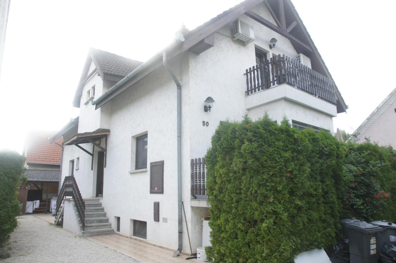 Szuzanna Fenyves Panzio Bed & Breakfast Сиофок Екстериор снимка