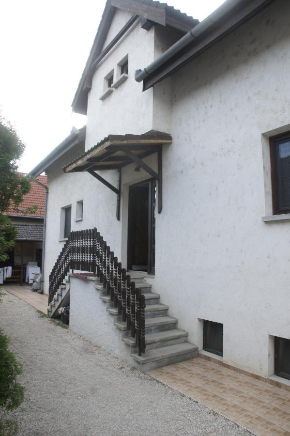 Szuzanna Fenyves Panzio Bed & Breakfast Сиофок Екстериор снимка