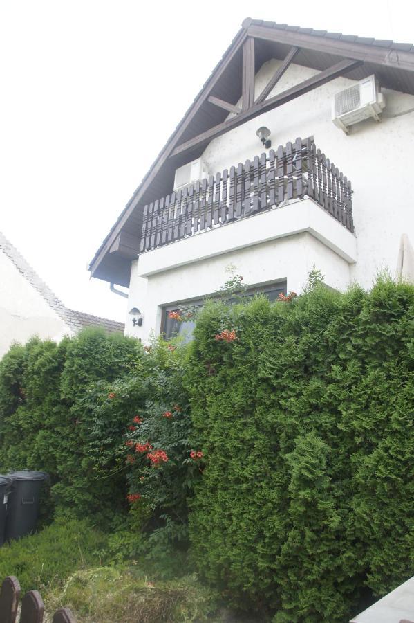 Szuzanna Fenyves Panzio Bed & Breakfast Сиофок Екстериор снимка
